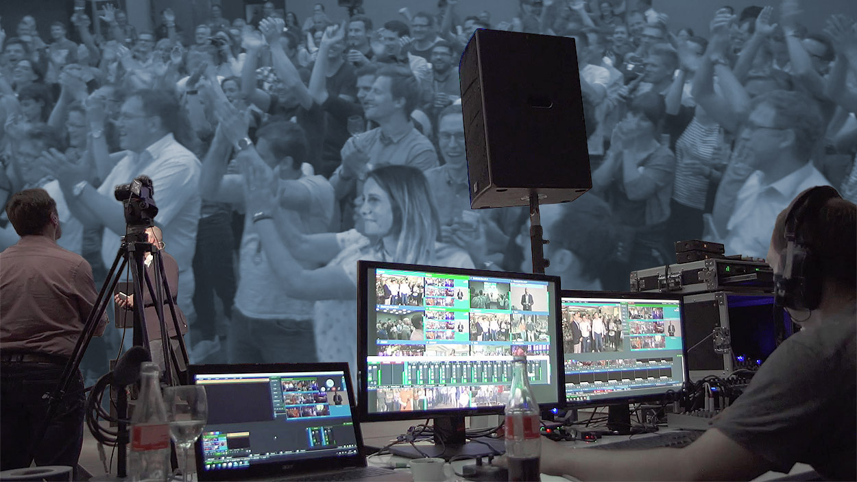 TV-Live-Übertragung aus Nürnberg Fernsehstudio während einer Live-Übertragung, im Vordergrund Bildmischer und Kontrollmonitore